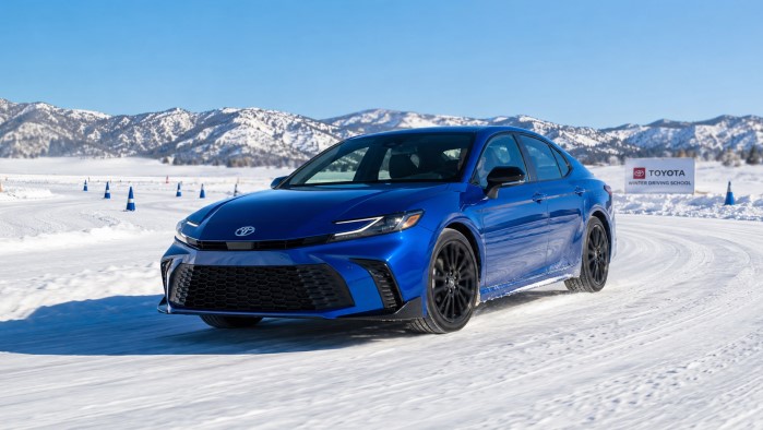 Поскольку обе шины относятся к категории всесезонных, Tire Rack включил в программу испытаний также тесты на снегу и льду.  Для тестирования был выбран размер 215/55 R17, который является распространённым типоразмером для Chevrolet Cruze Eco и Toyota Camry Hybrid XLE.  Дополнительную информацию можно найти в актуальной таблице типоразмеров шин.  В качестве тестового автомобиля использовалась Toyota Camry 2025 модельного года.