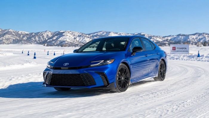 Тестовый автомобиль: Toyota Camry 2025 года.  Снег  При торможении на снегу Bridgestone Blizzak WS90 (Бриджстоун Близзак WS90) остановилась на 1,97 фута раньше, получив преимущество около 3% над Continental VikingContact 8 (Континенталь ВикингКонтакт 8). При разгоне WS90 потребовалось на 0,56 фута меньше дистанции, что обеспечило примерно 2% преимущества по сцеплению на снегу.  В субъективной оценке управляемости на снегу WS90 получила на 0,08 балла больше, однако после округления разница составила 0%, поэтому обе модели показали практически одинаковый результат. Круг на снежной трассе Bridgestone Blizzak WS90 прошла на 0,53 секунды быстрее, получив преимущество около 1%.  Результат: Bridgestone Blizzak WS90 имеет небольшое преимущество на снегу, особенно при торможении. По управляемости разница между шинами минимальна.  Bridgestone Blizzak WS90:  +3% — торможение на снегу +2% — разгон на снегу 0% — субъективная оценка управляемости на снегу +1% — управляемость на снегу по времени круга Лёд  При торможении на льду Bridgestone Blizzak WS90 остановилась на 4,60 фута раньше, чем Continental VikingContact 8. Преимущество составило 12%, что является одним из наиболее заметных различий в тесте.  Результат: Bridgestone Blizzak WS90 уверенно выигрывает торможение на льду.  Bridgestone Blizzak WS90:  +12% — торможение на льду Мокрый асфальт  При торможении на мокрой дороге Bridgestone Blizzak WS90 остановилась всего на 0,20 фута раньше Continental VikingContact 8. После округления разница составила 0%, поэтому обе зимние шины показали практически одинаковый результат.  Результат: равенство — 0% преимущества.  Bridgestone Blizzak WS90:  0% — торможение на мокром асфальте Сухой асфальт  При торможении на сухой дороге Bridgestone Blizzak WS90 остановилась на 6,80 фута раньше Continental VikingContact 8, получив преимущество около 7%.  Это делает Blizzak WS90 более сильным вариантом с точки зрения экстренного торможения на сухом асфальте.  Bridgestone Blizzak WS90:  +7% — торможение на сухом асфальте Шум, комфорт и плавность 