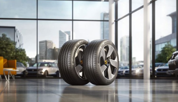 **Continental EcoContact 7 и EcoContact 7 S: оптимизация для лучшего вождения и снижения шума**  - Усовершенствованная аэродинамика и сопротивление качению для повышения устойчивости на дороге   - Снижение шума на низких скоростях для комфортной езды в городах   - Подходят для автомобилей с любым типом привода    Компания **Continental** представляет новые летние шины **EcoContact 7** и **EcoContact 7 S**, которые были разработаны с акцентом на улучшение эффективности, снижение шума и повышение динамики управления. Эти шины идеально подходят для электромобилей, а также могут помочь снизить расход топлива в автомобилях с двигателями внутреннего сгорания.  Шины соответствуют европейским стандартам с классом A по сопротивлению качению, а также классами A и B по торможению на мокрой дороге и уровню шума.  **Повышенная эффективность: больше километров, меньше энергии**   Шины **EcoContact 7** и **EcoContact 7 S** предлагают значительное улучшение общей эффективности благодаря новой резиновой смеси **Green Chili 3.0** и технологии **Smart Energy Casing**, которая ранее использовалась в всесезонных шинах **AllSeasonContact 2**. Эти инновации минимизируют внутреннее трение и уменьшают сопротивление качению, улучшая энергоэффективность.  Кроме того, для оптимизации аэродинамики была применена структура **Aerodimple**, с ямочками на боковинах шин, аналогичными тем, что используются на мячах для гольфа. Это снижает турбулентность воздуха за колесом и помогает автомобилю расходовать меньше энергии при движении.  **Тишина и комфорт: снижение шума в городских условиях**   Для снижения уровня шума Continental использовала **Silent Pattern**, специальный рисунок протектора, который уменьшает дорожный шум на низких скоростях, обеспечивая комфорт для водителей, пешеходов и жителей городов.  **EcoContact 7 и EcoContact 7 S: идеальны для всех типов автомобилей и систем привода**   Обе модели шин обеспечивают отличное сочетание управления, эффективности и низкого уровня шума, подходя для различных типов автомобилей.  **Различия между