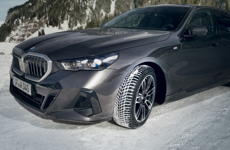 Hankook запускает Winter i*cept evo 4 — новое четвёртое поколение топовых зимних шин для легковых авто и SUV. Шина предлагает +15% к пробегу по сравнению с evo 3, а также существенно сниженное сопротивление качению и меньший уровень шума. Доступно 168 размеров — от 17 до 22 дюймов.