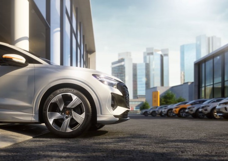 **Continental EcoContact 7 и EcoContact 7 S: оптимизация для лучшего вождения и снижения шума**  - Усовершенствованная аэродинамика и сопротивление качению для повышения устойчивости на дороге   - Снижение шума на низких скоростях для комфортной езды в городах   - Подходят для автомобилей с любым типом привода    Компания **Continental** представляет новые летние шины **EcoContact 7** и **EcoContact 7 S**, которые были разработаны с акцентом на улучшение эффективности, снижение шума и повышение динамики управления. Эти шины идеально подходят для электромобилей, а также могут помочь снизить расход топлива в автомобилях с двигателями внутреннего сгорания.  Шины соответствуют европейским стандартам с классом A по сопротивлению качению, а также классами A и B по торможению на мокрой дороге и уровню шума.  **Повышенная эффективность: больше километров, меньше энергии**   Шины **EcoContact 7** и **EcoContact 7 S** предлагают значительное улучшение общей эффективности благодаря новой резиновой смеси **Green Chili 3.0** и технологии **Smart Energy Casing**, которая ранее использовалась в всесезонных шинах **AllSeasonContact 2**. Эти инновации минимизируют внутреннее трение и уменьшают сопротивление качению, улучшая энергоэффективность.  Кроме того, для оптимизации аэродинамики была применена структура **Aerodimple**, с ямочками на боковинах шин, аналогичными тем, что используются на мячах для гольфа. Это снижает турбулентность воздуха за колесом и помогает автомобилю расходовать меньше энергии при движении.  **Тишина и комфорт: снижение шума в городских условиях**   Для снижения уровня шума Continental использовала **Silent Pattern**, специальный рисунок протектора, который уменьшает дорожный шум на низких скоростях, обеспечивая комфорт для водителей, пешеходов и жителей городов.  **EcoContact 7 и EcoContact 7 S: идеальны для всех типов автомобилей и систем привода**   Обе модели шин обеспечивают отличное сочетание управления, эффективности и низкого уровня шума, подходя для различных типов автомобилей.  **Различия между